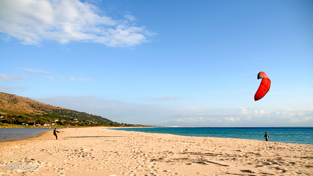 apprendre à lever votre aile pendant votre stage de kite à Tarifa