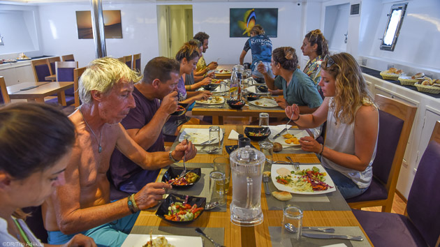 Profitez du confort de notre bateau de croisière et savourez notre cuisine