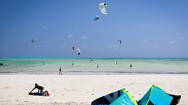 Progressez en kite sur le lagon de Zanzibar en Tanzanie
