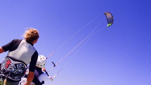 Un downwind pour les kiteurs autonomes pendant que les enfants s'initient avec un moniteur diplômé sur le lagon de Soma Bay
