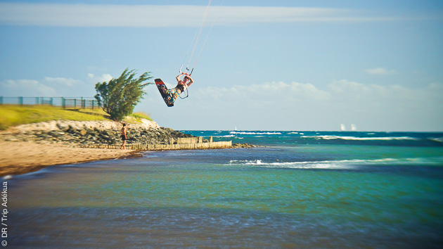 Kite freestyle sur les spots flat ou sur les vagues de Ouano en Nouvelle Calédonie