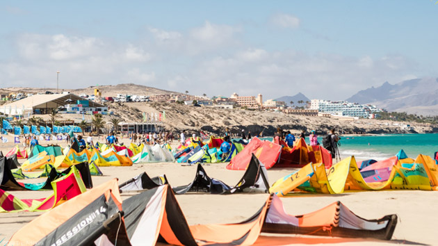 Progressez en kites ru la lagune de Fureteventura aux Canaries