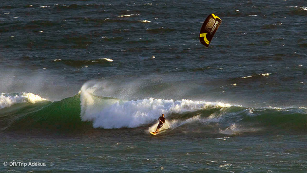 kite dans les vagues dans la région de cape town en afrique du sud