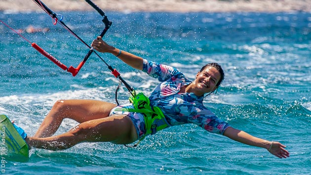 Venez progresser en kitesurf et vous détendre avec le yoga en Grèce