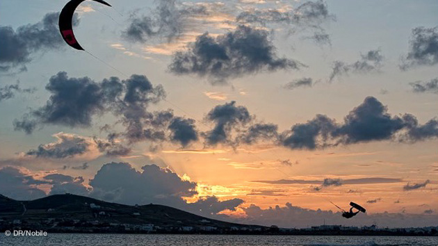 U bon jump en kite à PAros au coucher de soleil