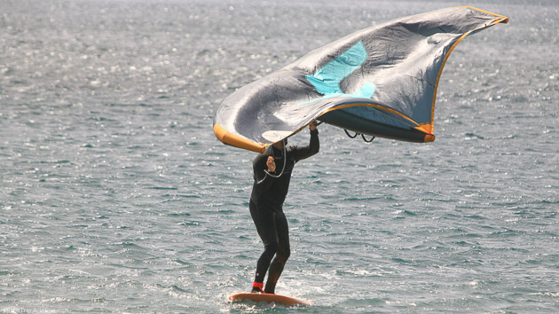Découvrez le wingfoil et le wingsurf pendant votre séjour kite aux Canaries