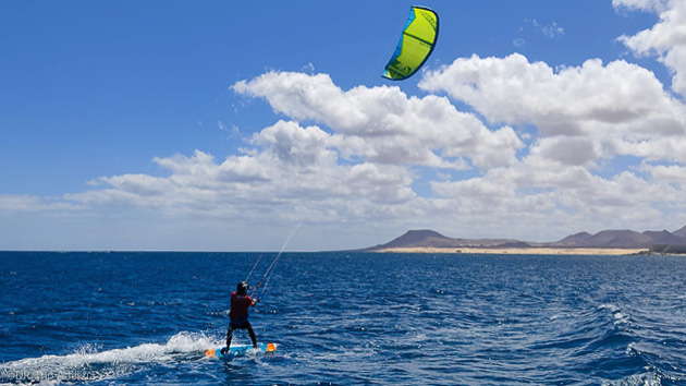 Découvrez le kite à Fuerteventura aux Canaries