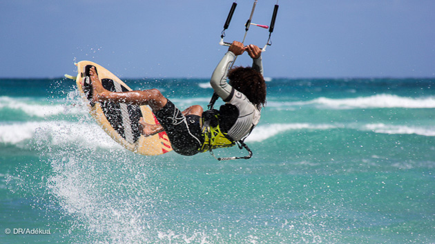 Activité kite sur les vagues de Ponta Preta sur l'île de Sal au Cap Vert