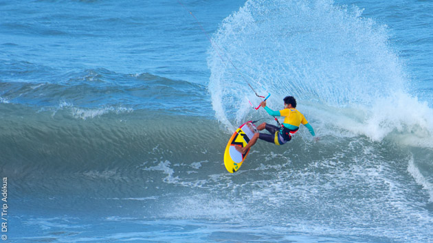 kitesurf dans les vagues au brésil