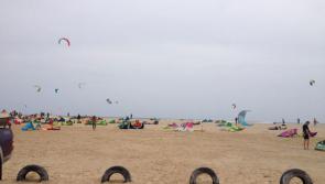 Voiles de kitesurf sur le sable à Sal au Cap Vert