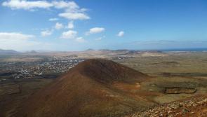 Vue sur les spots de kitesurf de Fuerteventura du haut des volcans